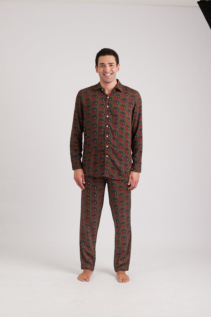 Modelo usando o full look olive Yin and Out unissex