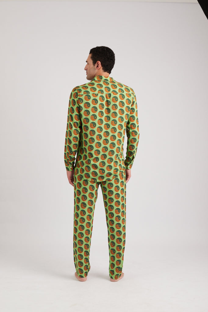 Modelo usando o full look verde/marrom Yin and Out unissex