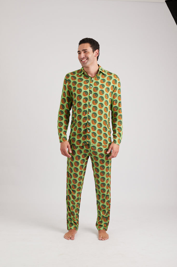 Modelo usando o full look verde/marrom Yin and Out unissex