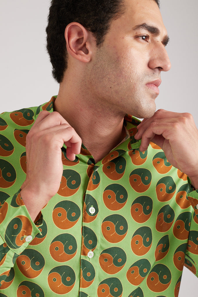 Modelo usando o full look verde/marrom Yin and Out unissex