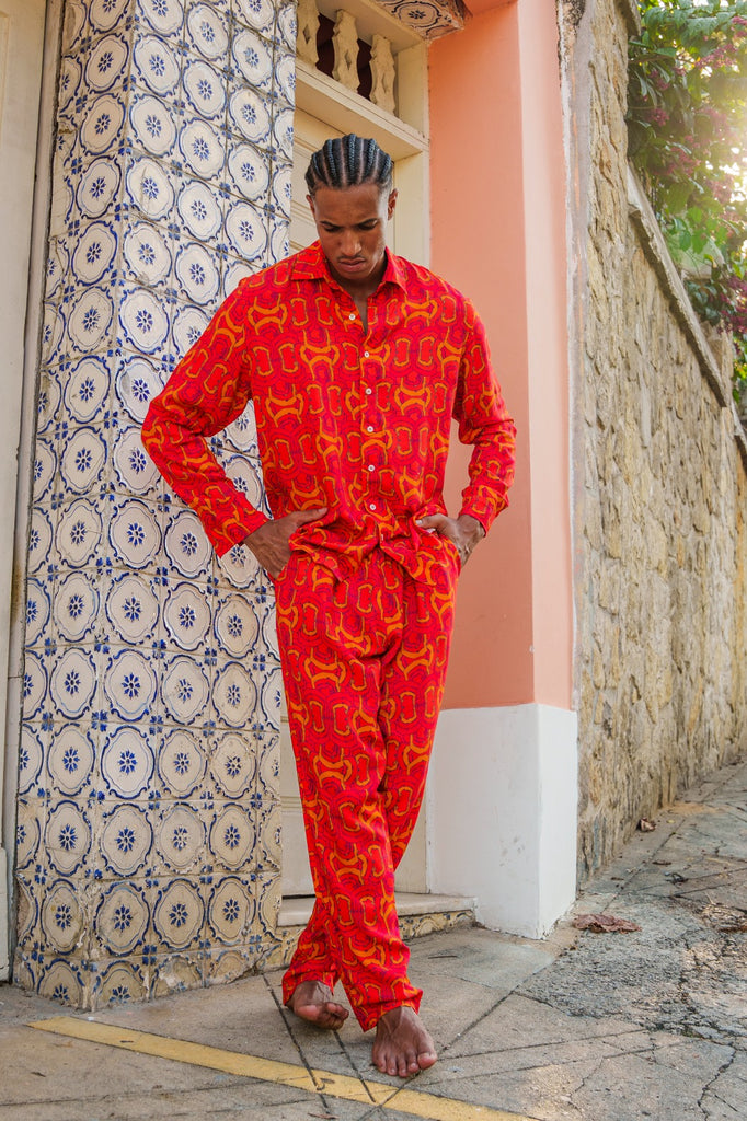 Modelo usando o full look laranja/vermelho Yoga Sutra unissex