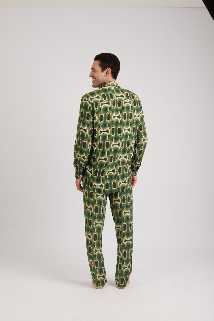 Modelo usando o full look verde Yoga Sutra unissex