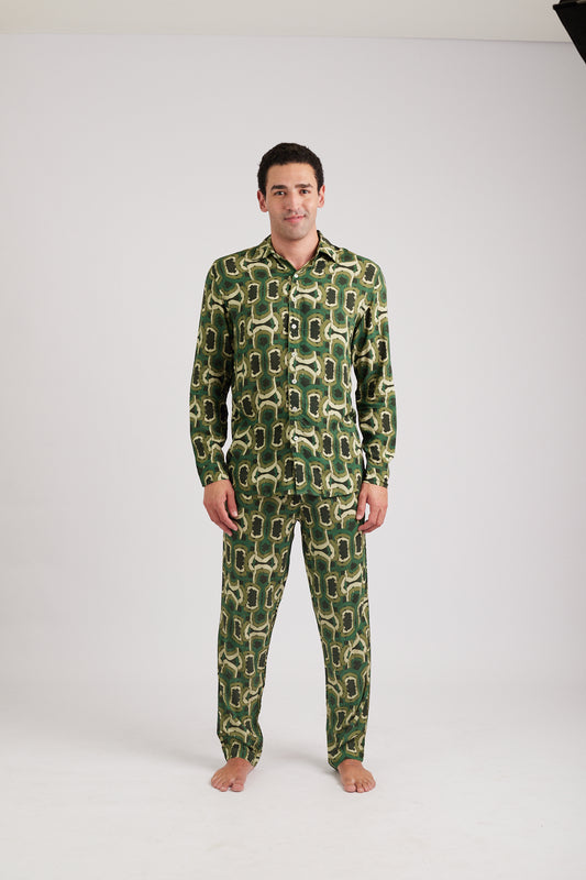 Modelo usando o full look verde Yoga Sutra unissex