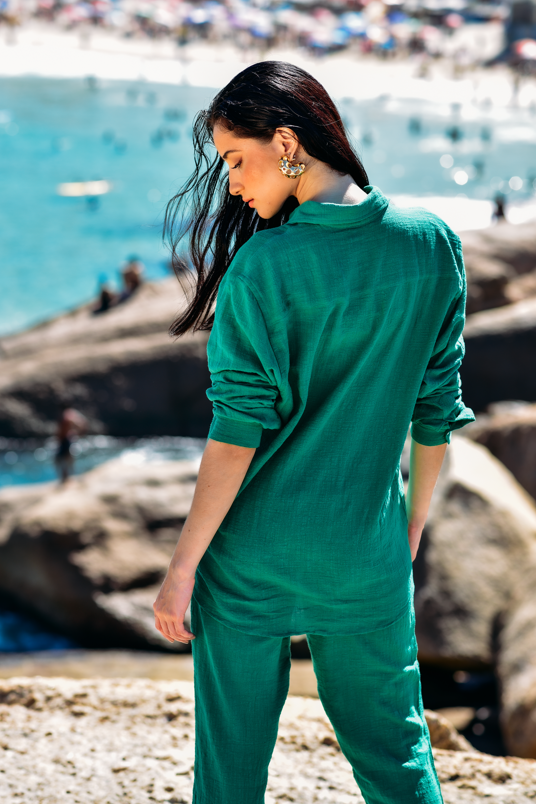 Close da camisa e calca verde bandeira, destacando detalhes do tecido e design.