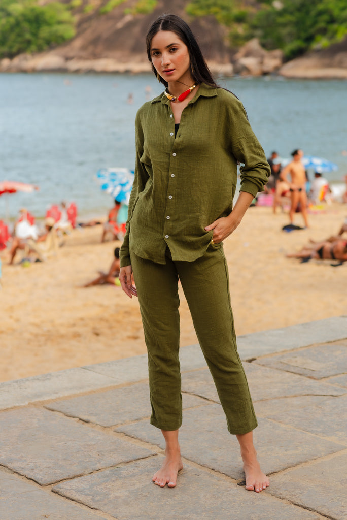 Detalhe da frente do Full Look Verde Oliva, com design minimalista.
