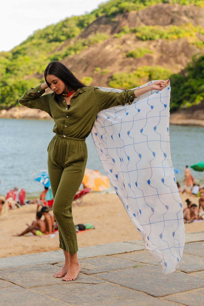 Modelo em evento casual com Full Look Verde Oliva, demonstrando versatilidade.