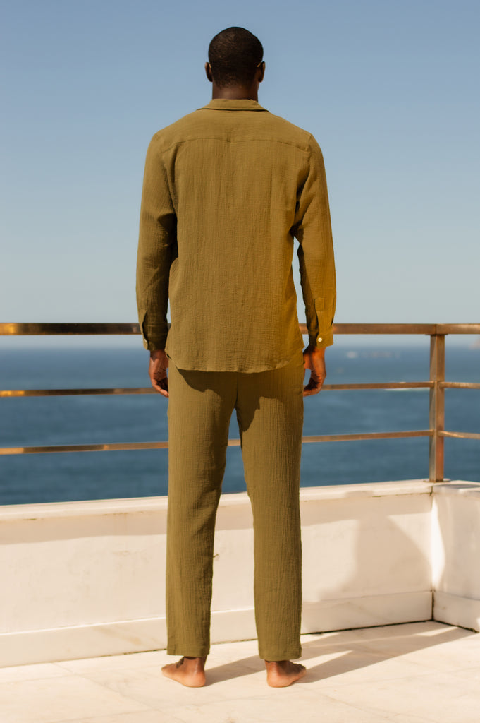 Vista traseira do Full Look Verde Oliva, mostrando o caimento leve e confortável.