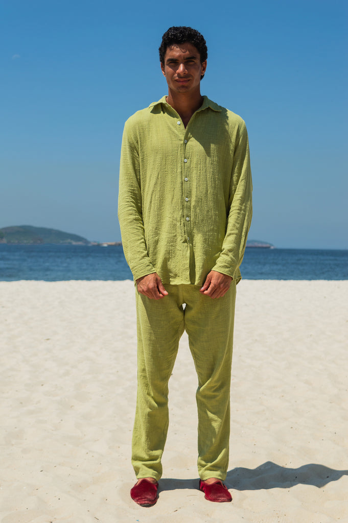 modelo usando Full Look Wasabi em frente ao mar