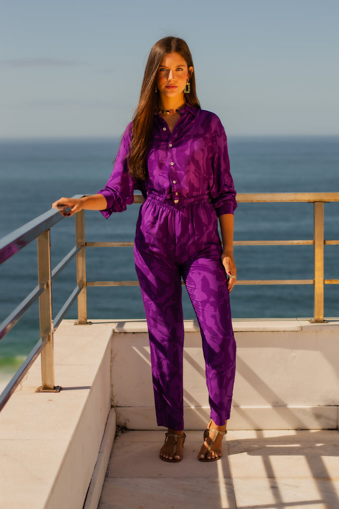 modelo usando full look hall of fame roxo em frente ao mar.