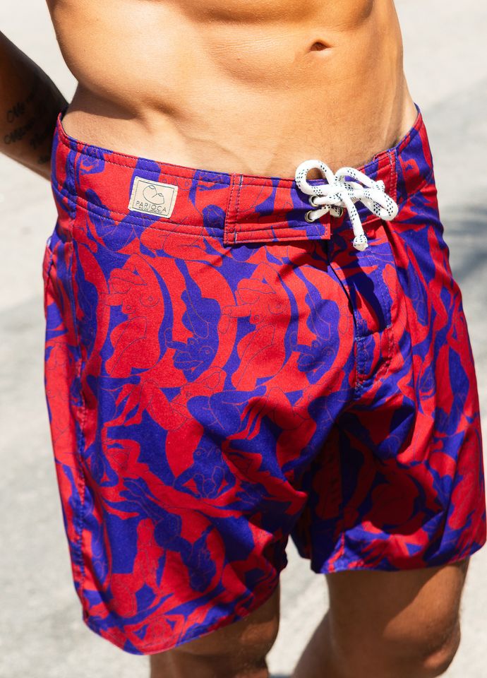 Close da estampa  dos Board Shorts Hall of Fame em roxo e vermelho.
