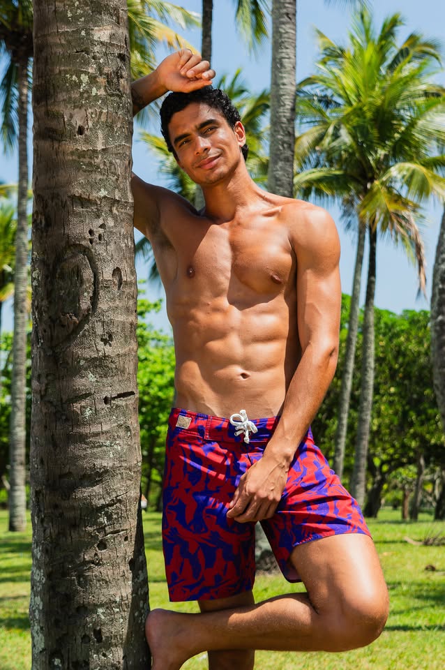 Modelo usando Board Shorts Hall of Fame na praia a luz do sol.