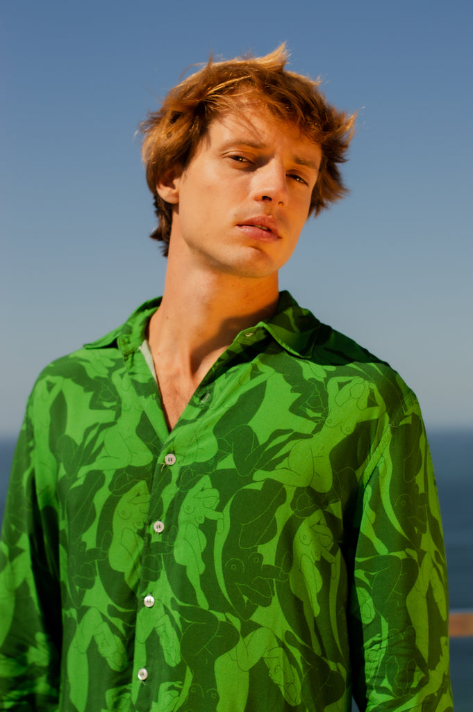modelo usando Full look Hall of fame Verde em frente ao mar