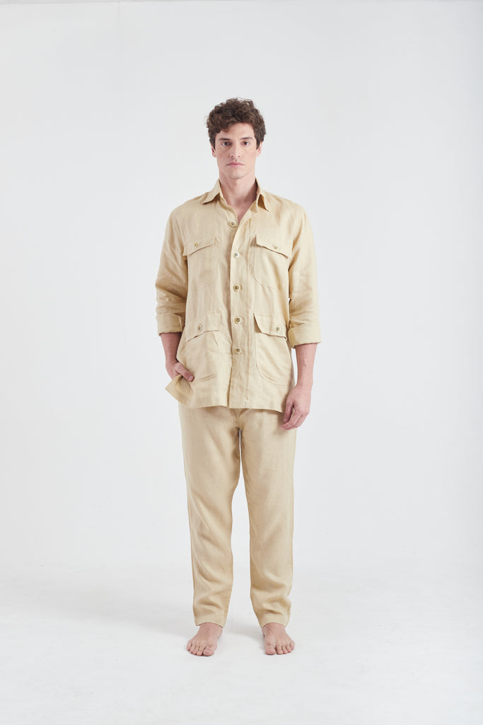 Modelo usando o look safari khaki unissex, feito em 100% Linho.