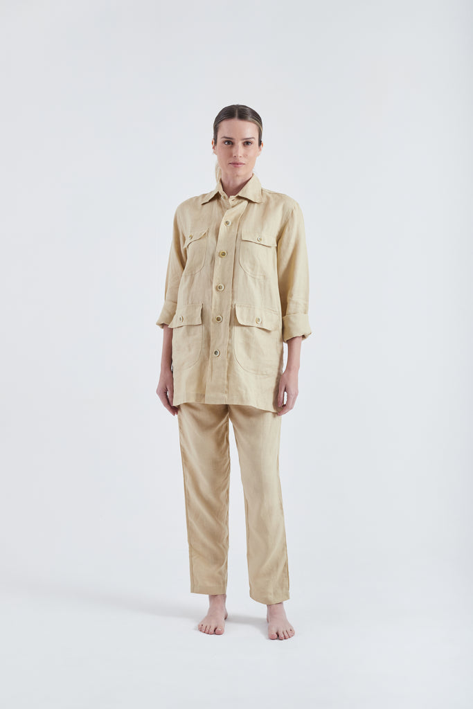 Modelo usando o look safari khaki unissex, feito em 100% Linho.