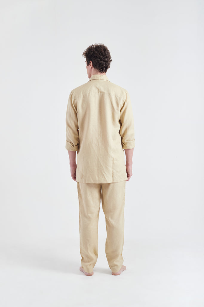 Modelo usando o look safari khaki unissex, feito em 100% Linho.