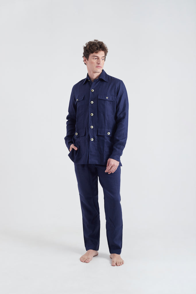 Modelo usando o look safari marinho unissex, feito em 100% Linho.