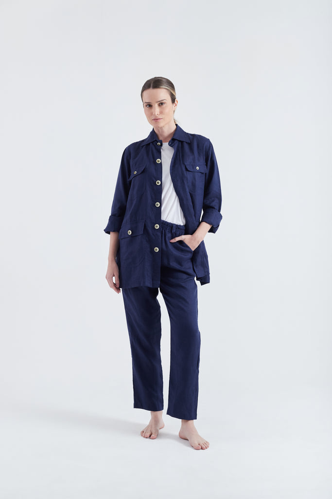 Modelo usando o look safari marinho unissex, feito em 100% Linho