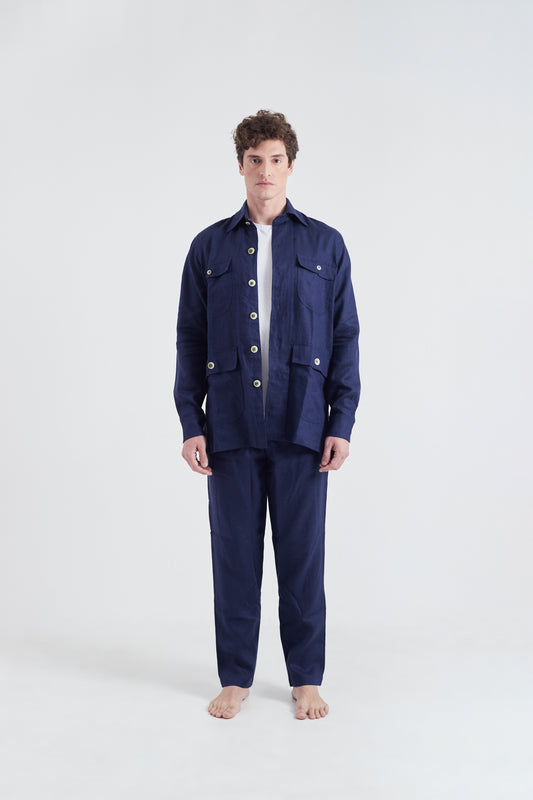 Modelo usando o look safari marinho unissex, feito em 100% Linho