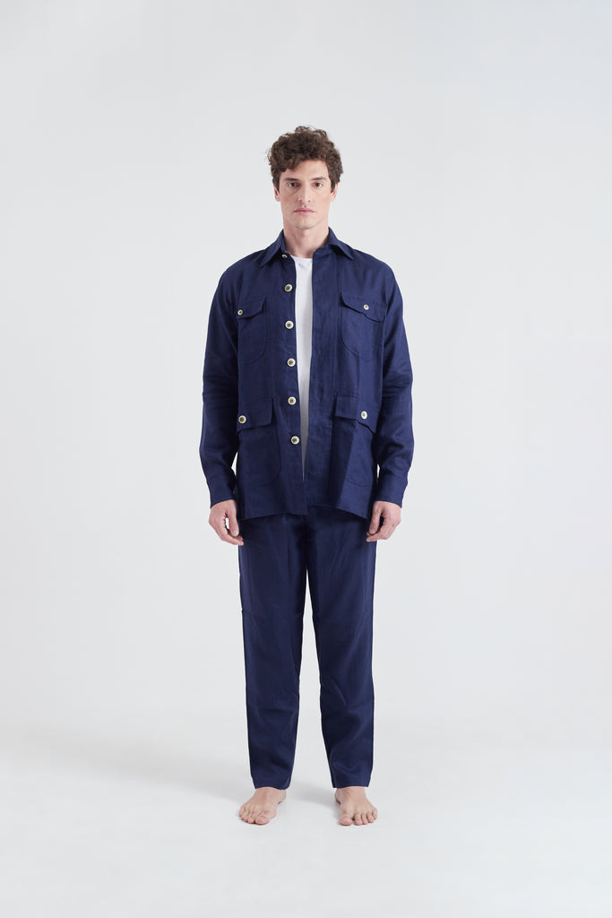 Modelo usando o look safari marinho unissex, feito em 100% Linho