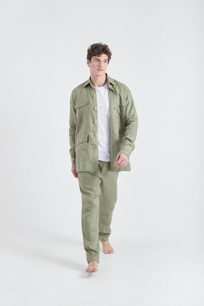 Modelo usando o look safari oliva unissex, feito em 100% Linho.