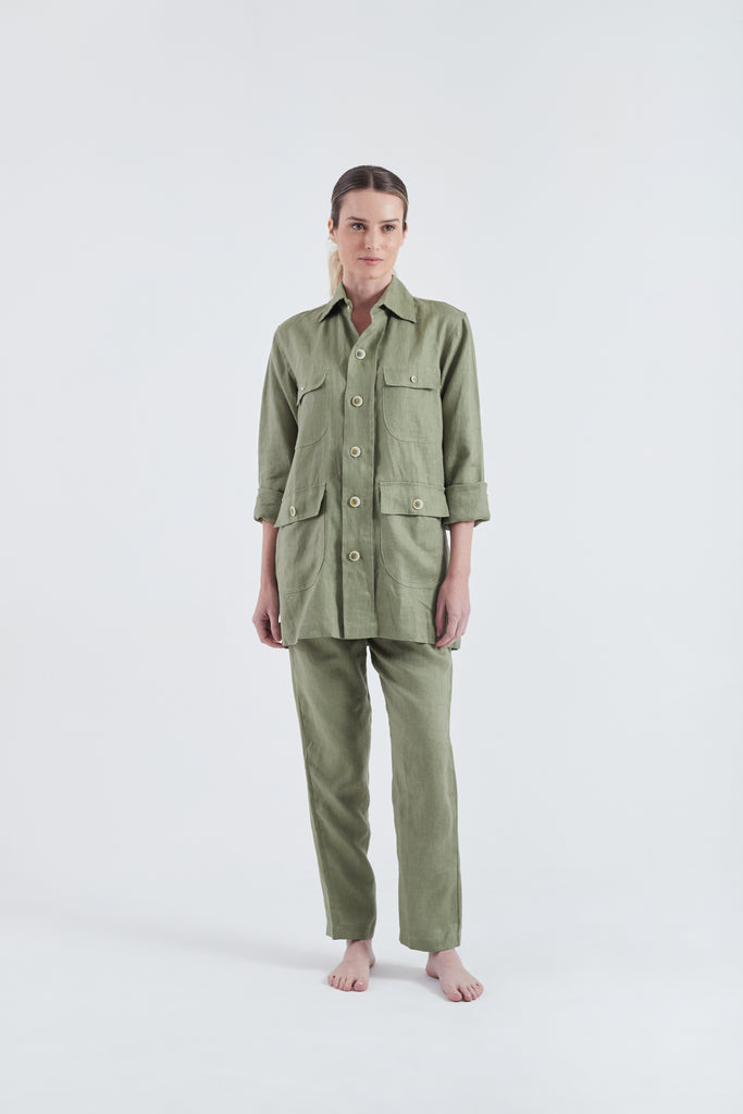 Modelo usando o look safari oliva unissex, feito em 100% Linho.