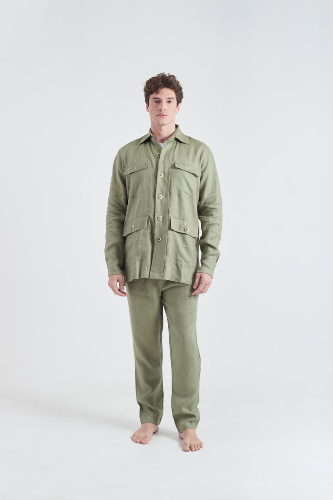 Modelo usando o look safari oliva unissex, feito em 100% Linho.