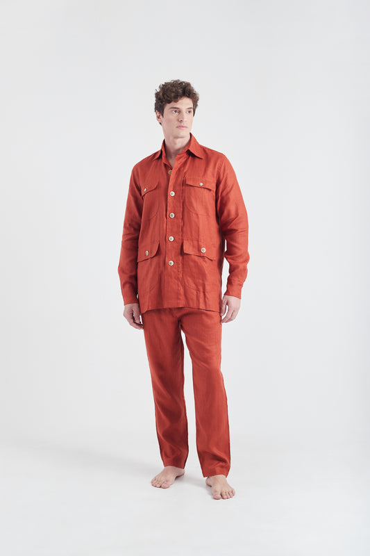 Modelo usando o look safari terracota unissex, feito em 100% Linho.