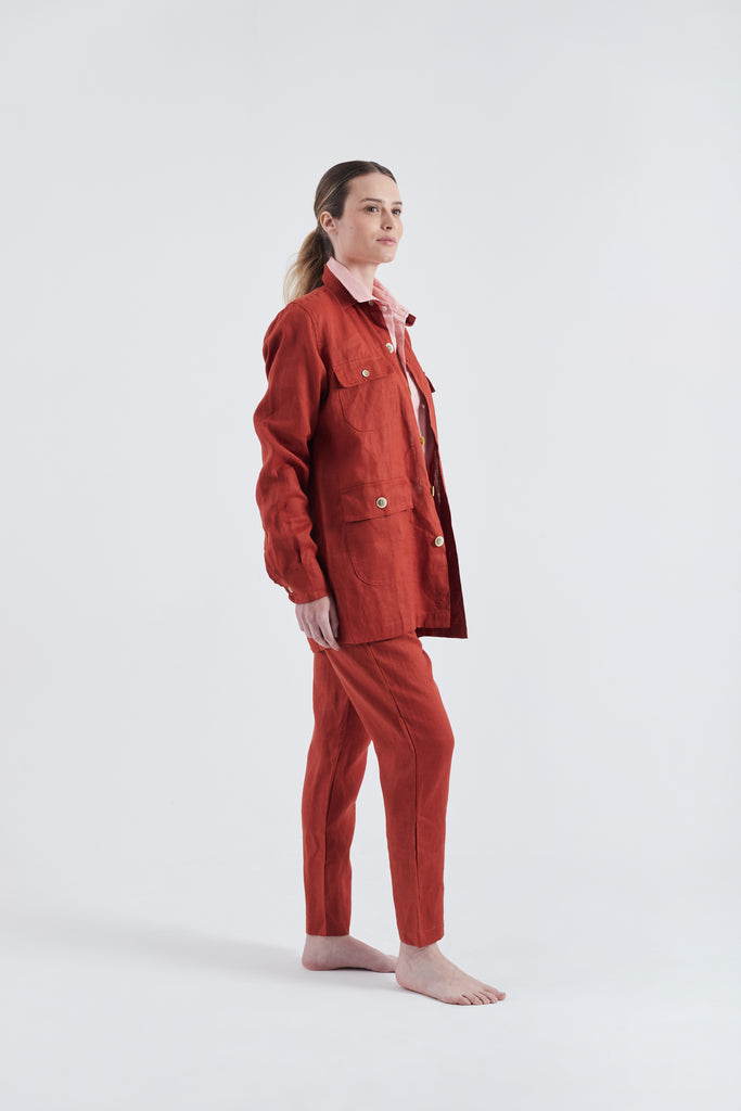 Modelo usando o look safari Terracota unissex, feito em 100% Linho