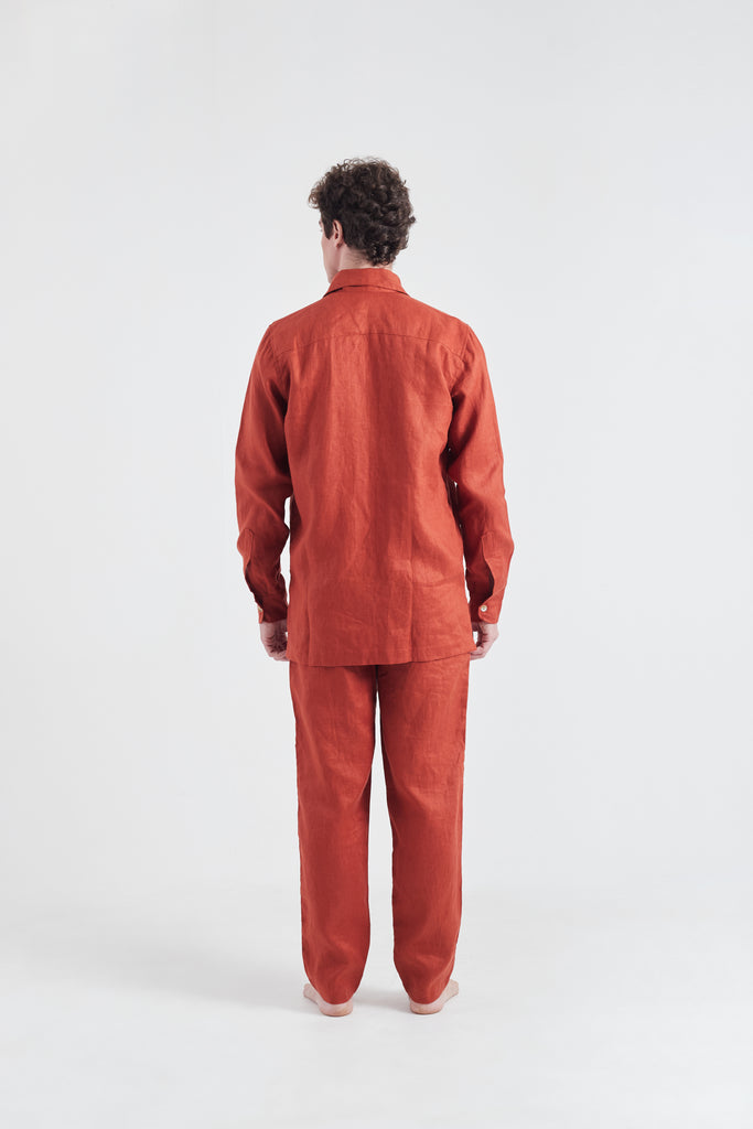 Modelo usando o look safari Terracota unissex, feito em 100% Linho