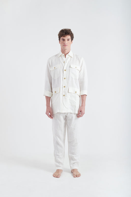 Modelo usando o look safari All White unissex, feito em 100% Linho.