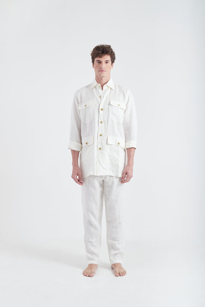 Modelo usando o look safari All White unissex, feito em 100% Linho.