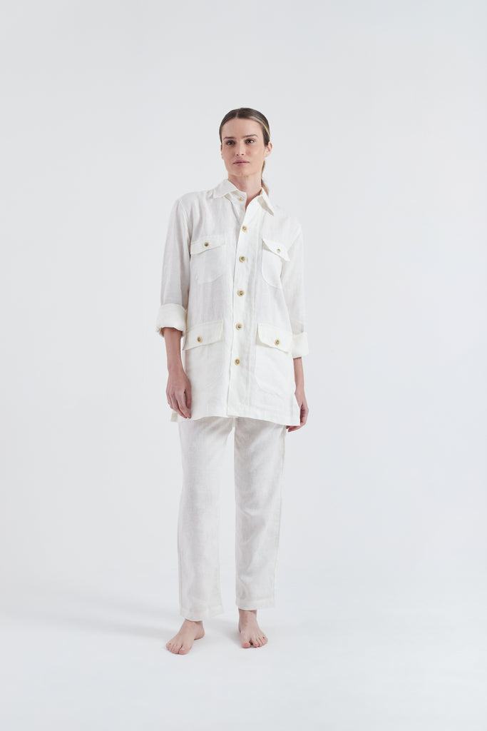 Modelo usando o look safari All White unissex, feito em 100% Linho.