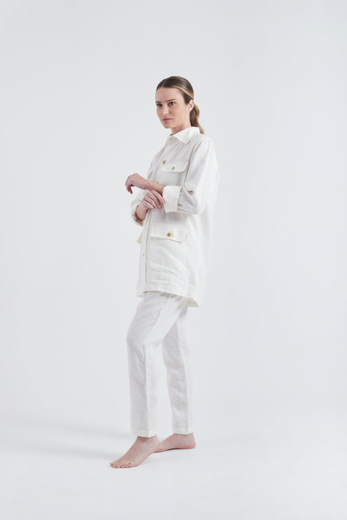 Modelo usando o look safari All white unissex, feito em 100% Linho.