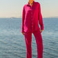 modelo usando Full Look Magenta linda estampa de cor vibrante.