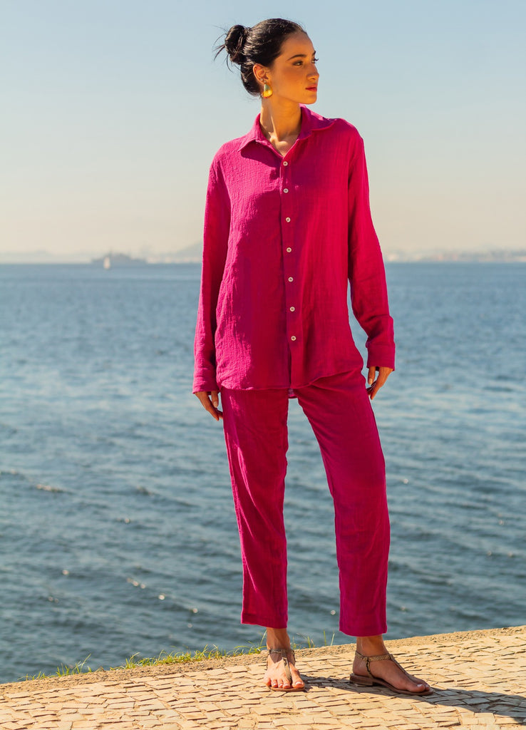 modelo usando Full Look Magenta linda estampa de cor vibrante.