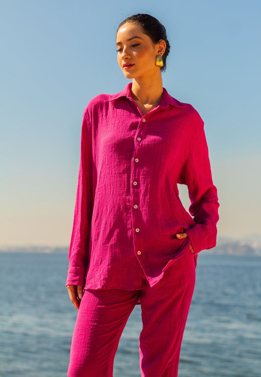 modelo usando Full Look Magenta frente ao mar.