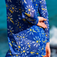 Mini dress floral azul Flower Pau, vista lateral com detalhes do tecido estampado