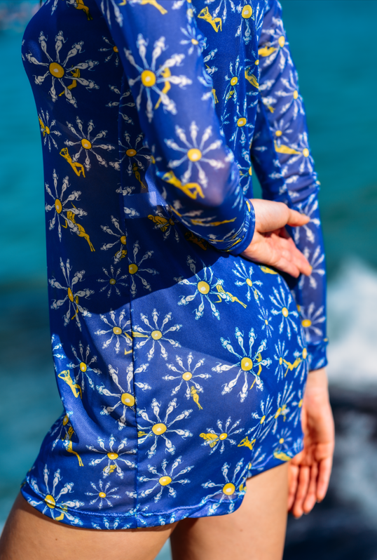 Mini dress floral azul Flower Pau, vista lateral com detalhes do tecido estampado