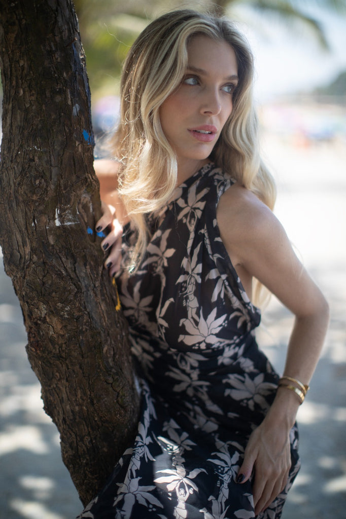 Modelo usando o pareô preto/off white Fauna & Flora feminino