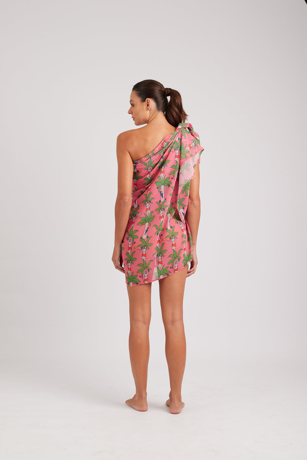 Modelo usando o pareô rosa/colorido Fauna & Flora