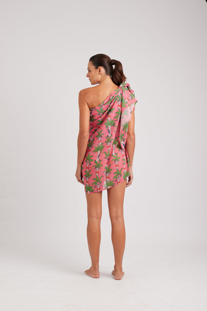 Modelo usando o pareô rosa/colorido Fauna & Flora