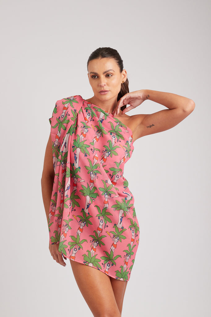 Modelo usando o pareô rosa/colorido Fauna & Flora