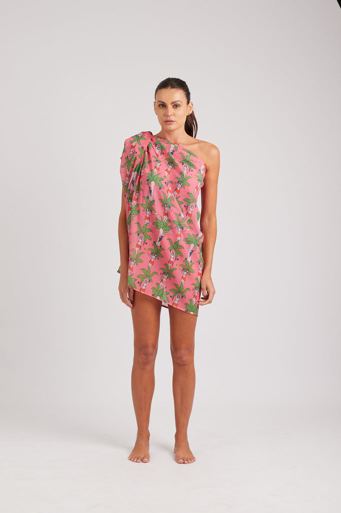 Modelo usando o pareô rosa/colorido Fauna & Flora