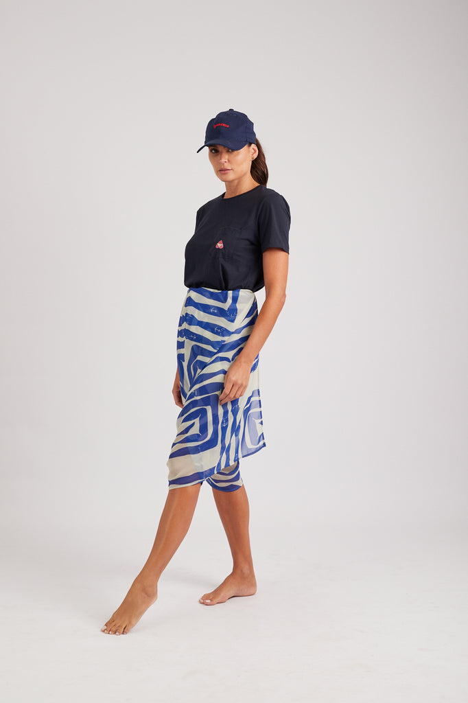 Modelo usando o pareô azul/off white Mão na Perna