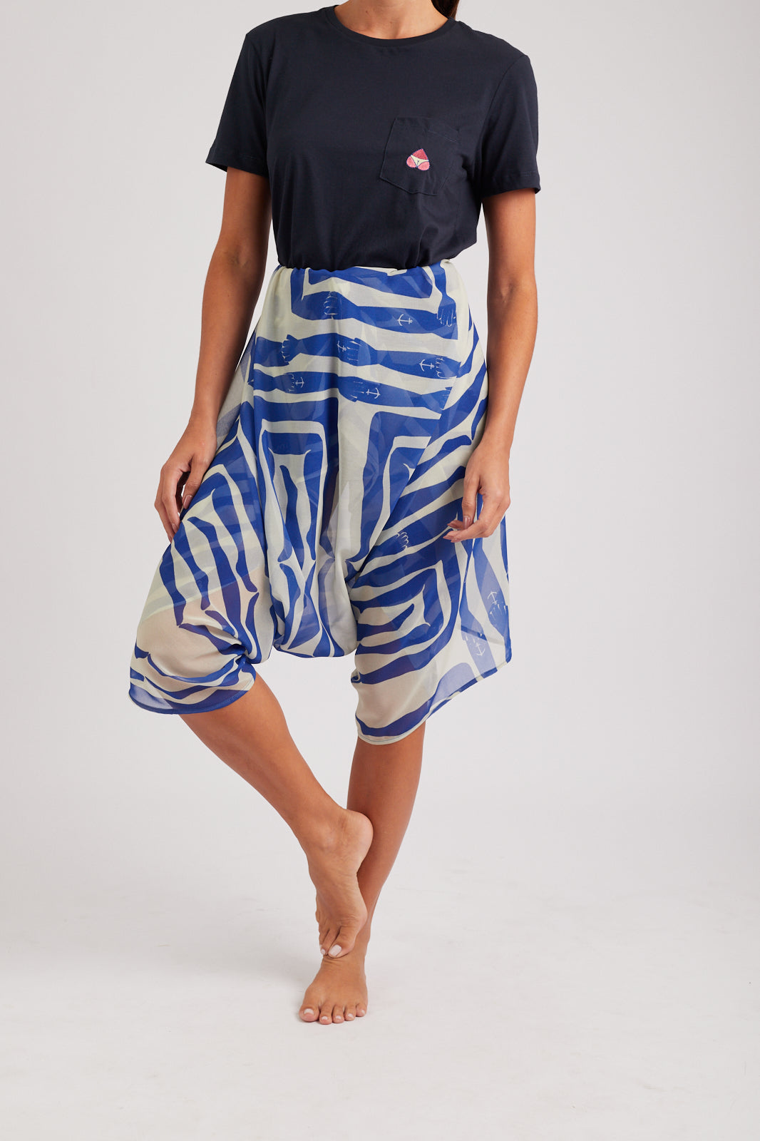 Modelo usando o pareô azul/off white Mão na Perna