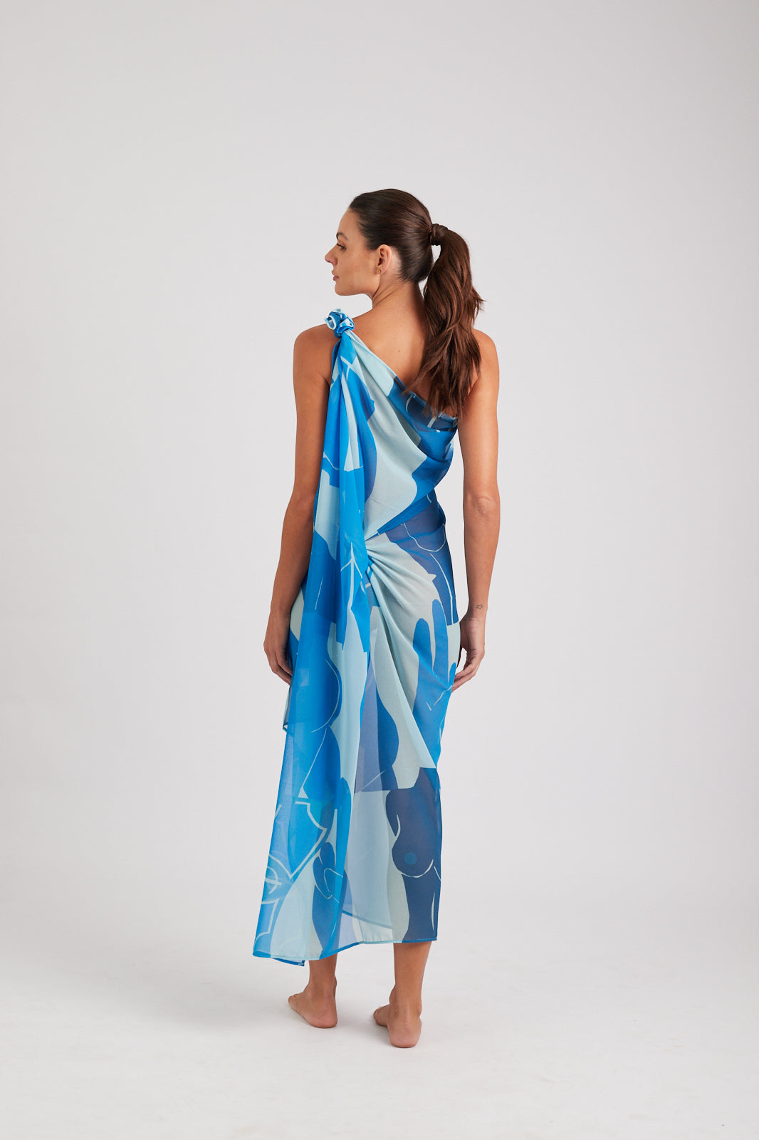 Modelo usando o pareô azul/off white Mão na Perna