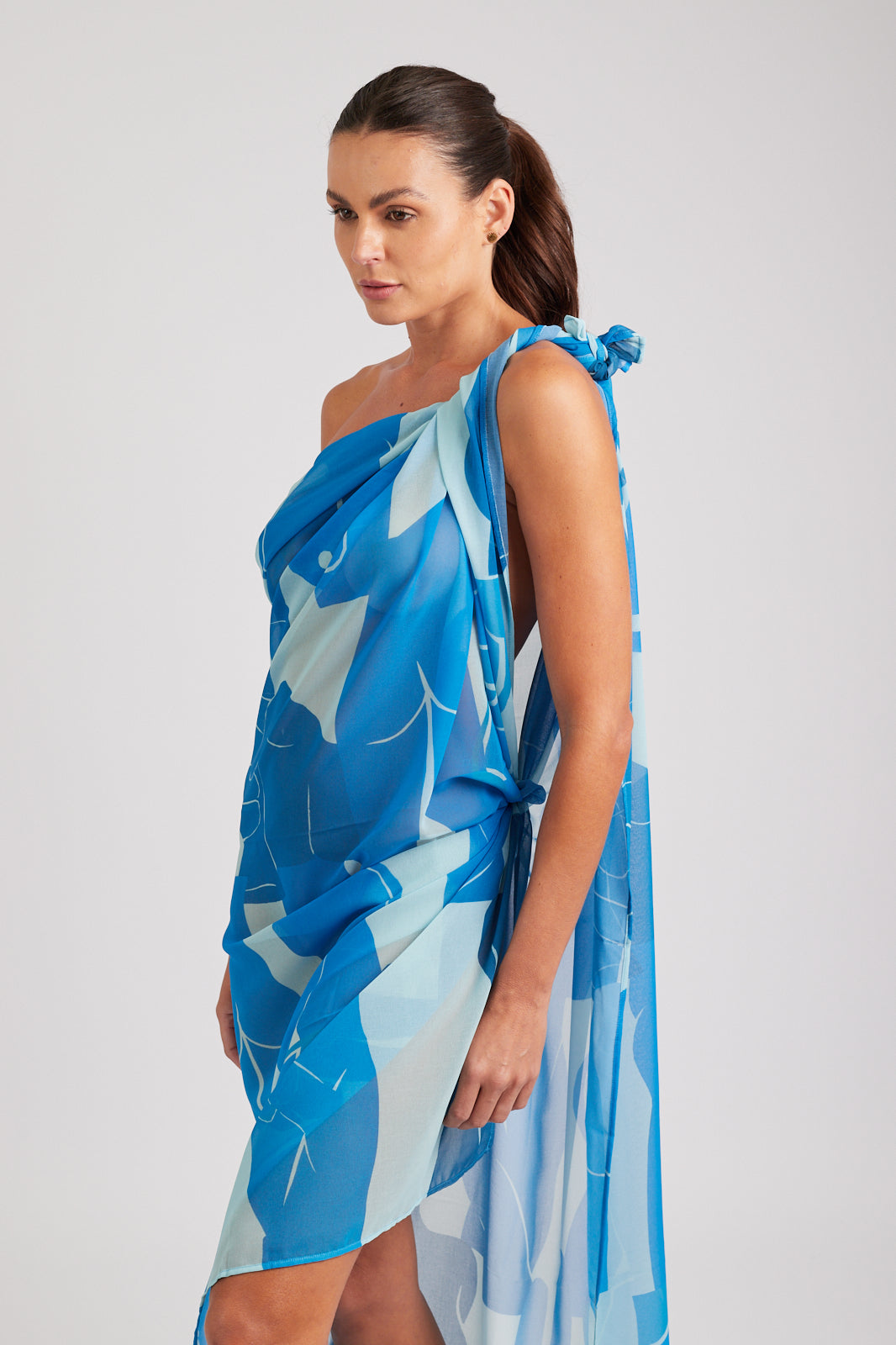 Modelo usando o pareô azul/off white Mão na Perna