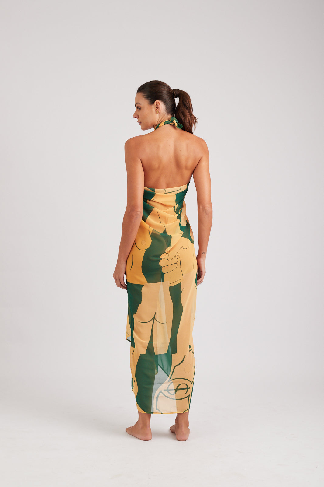 Modelo usando o pareô Brasil Olha o Custo