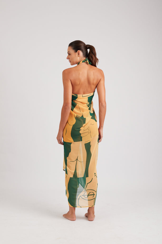 Modelo usando o pareô Brasil Olha o Custo