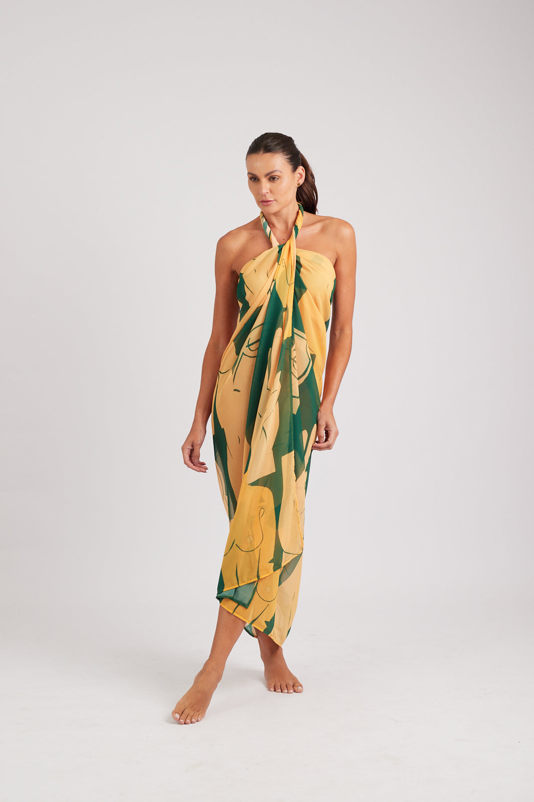 Modelo usando o pareô Brasil Olha o Custo